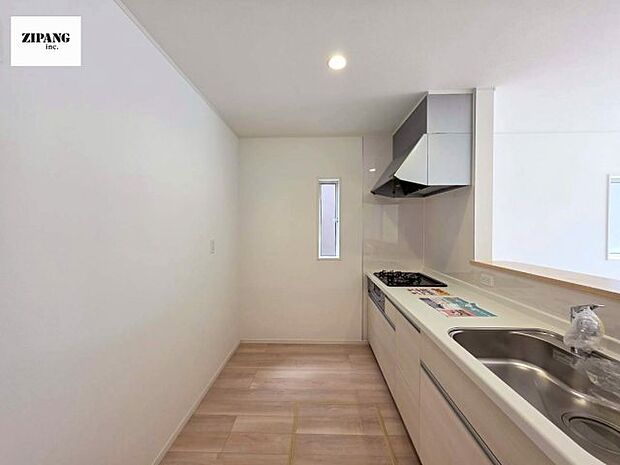 【キッチン】【キッチン】お子さまや家族と距離感近く料理が可能な対面式のシステムキッチンです。3口コンロのキッチンでお料理のレパートリーが増えそうです♪