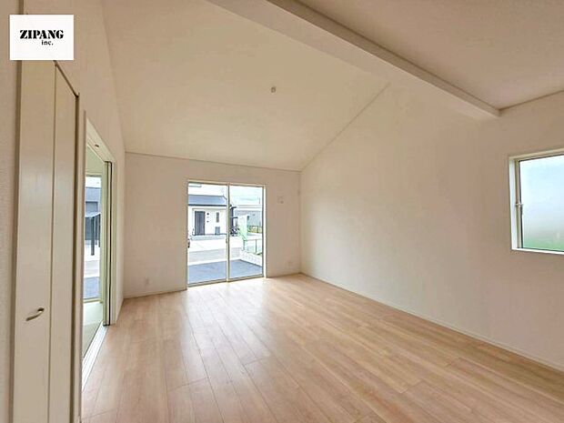 【居間・リビング】【リビング】キッチンと一体になったリビングはひろびろとしたくつろぎ空間を実現しています。 