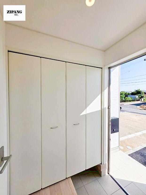 【玄関】【玄関】明るい玄関。大容量の収納スペースは大家族でもらくらく収納可能です。 