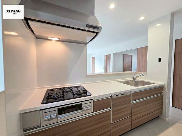 【キッチン】【キッチン】お子さまや家族と距離感近く料理が可能な対面式のシステムキッチンです。3口コンロのキッチンでお料理のレパートリーが増えそうです♪ 