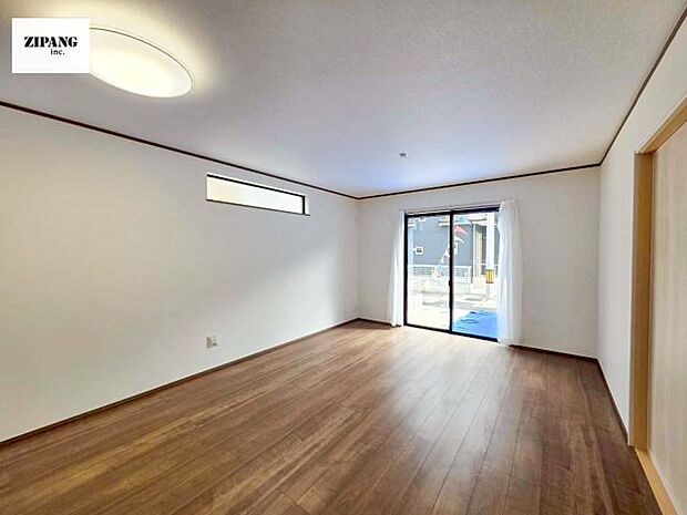 【居間・リビング】【リビング】キッチンと一体になったリビングはひろびろとしたくつろぎ空間を実現しています。 