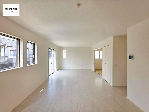 【居間・リビング】【リビング】キッチンと一体になったリビングはひろびろとしたくつろぎ空間を実現しています。