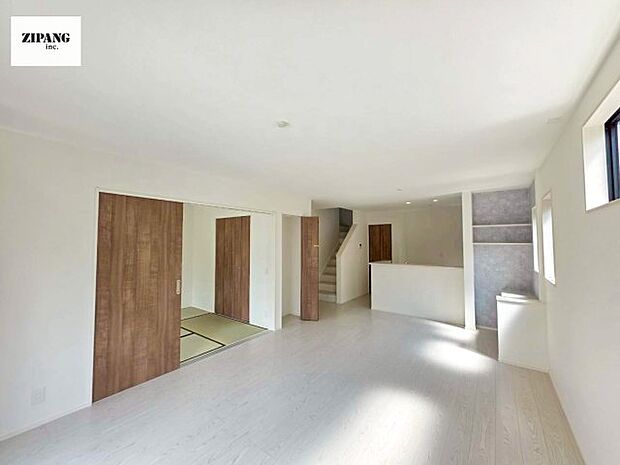 【居間・リビング】【リビング】キッチンと一体になったリビングはひろびろとしたくつろぎ空間を実現しています。