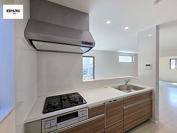 【キッチン】【キッチン】お子さまや家族と距離感近く料理が可能な対面式のシステムキッチンです。3口コンロのキッチンでお料理のレパートリーが増えそうです♪