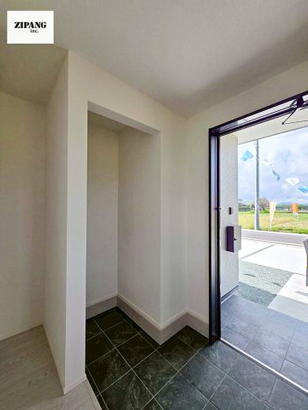 【玄関】【玄関】玄関に窓があるとお家全体が明るい印象を受けます。玄関タイルはお掃除しやすく清潔を保てます♪ 