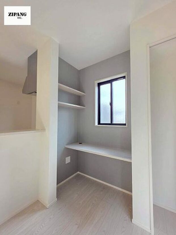 【居間・リビング】【スタディカウンター】リビングの一角に設置されたカウンターは、お子様の勉強や家事、ワークスペースに好評です。 