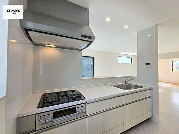 【キッチン】【キッチン】お子さまや家族と距離感近く料理が可能な対面式のシステムキッチンです。3口コンロのキッチンでお料理のレパートリーが増えそうです♪