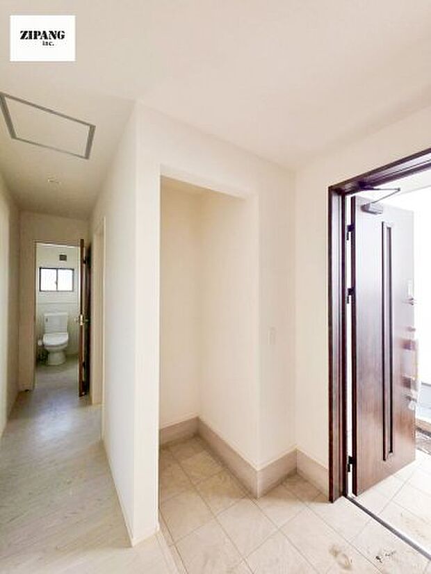 【玄関】【シューズインクローク】玄関脇の奥行きがあるスペースは靴を履いたまま雨具やベビーカーを片付けられます。 