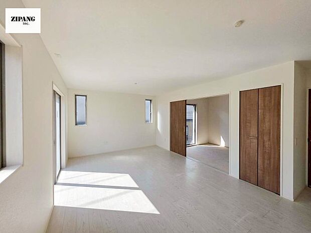 【居間・リビング】【リビング】キッチンと一体になったリビングはひろびろとしたくつろぎ空間を実現しています。 