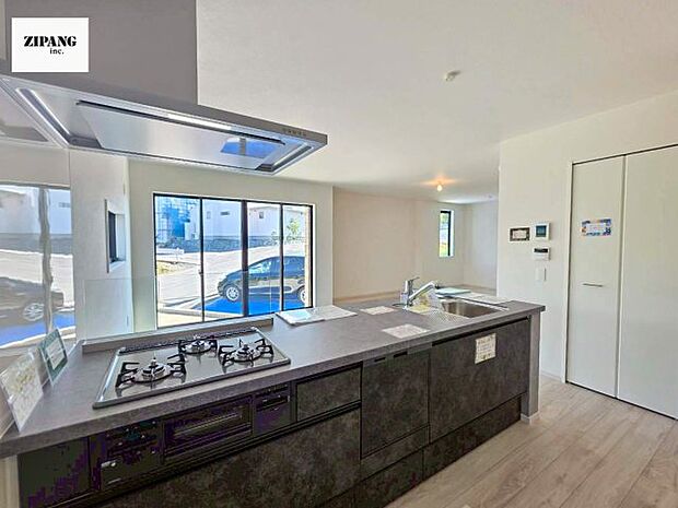 【キッチン】【キッチン】お子さまや家族と距離感近く料理が可能な対面式のシステムキッチンです。IHの3つ口コンロでお料理のレパートリーが増えそうです。