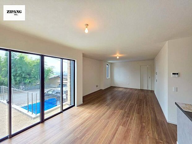 【居間・リビング】【リビング】キッチンと一体になったリビングはひろびろとしたくつろぎ空間を実現しています。 