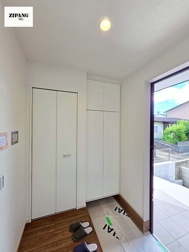 【玄関】【玄関】明るい玄関。大容量の収納スペースは大家族でもらくらく収納可能です。