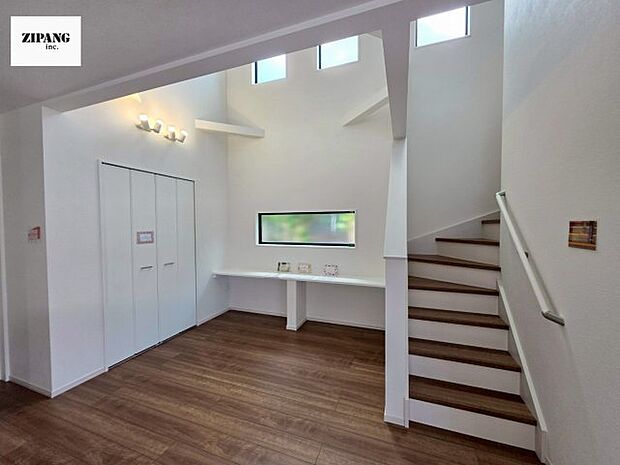 【居間・リビング】【リビング】キッチンと一体になったリビングはひろびろとしたくつろぎ空間を実現しています。