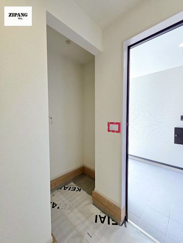 【玄関】【シューズインクローク】玄関脇の奥行きがあるスペースは靴を履いたまま雨具やベビーカーを片付けられます。 