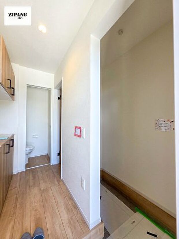 【玄関】【シューズインクローク】玄関脇の奥行きがあるスペースは靴を履いたまま雨具やベビーカーを片付けられます。 