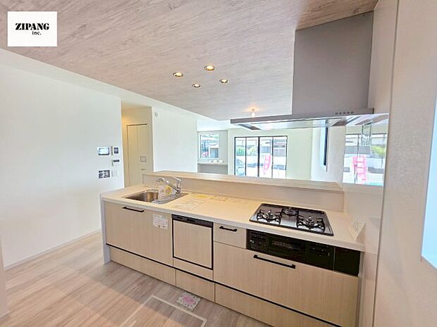 【キッチン】【キッチン】お子さまや家族と距離感近く料理が可能な対面式のシステムキッチンです。3口コンロのキッチンでお料理のレパートリーが増えそうです♪