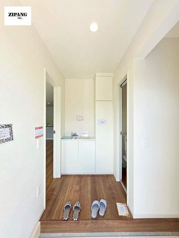 【玄関】【玄関】明るい玄関。大容量の収納スペースは大家族でもらくらく収納可能です。 