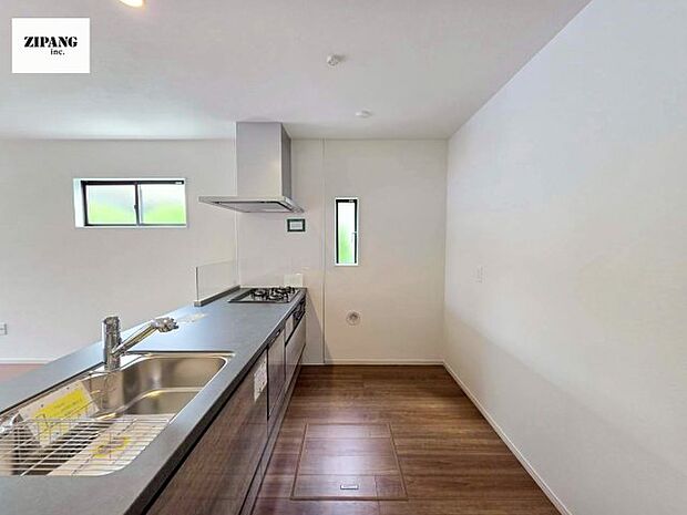 【キッチン】【キッチン】お子さまや家族と距離感近く料理が可能な対面式のシステムキッチンです。3口コンロのキッチンでお料理のレパートリーが増えそうです♪