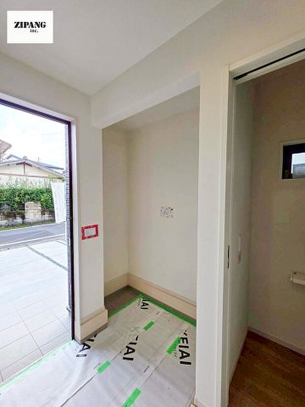 【玄関】【シューズインクローク】玄関脇の奥行きがあるスペースは靴を履いたまま雨具やベビーカーを片付けられます。 