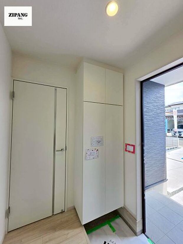 【玄関】【玄関】明るくすっきりした玄関が家族やお客さまを迎えてくれます。玄関タイルはお掃除しやすく清潔を保てます♪