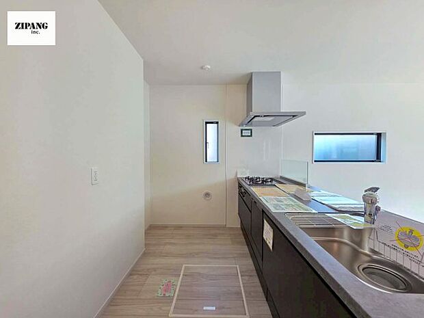 【キッチン】【キッチン】お子さまや家族と距離感近く料理が可能な対面式のシステムキッチンです。3口コンロのキッチンでお料理のレパートリーが増えそうです♪