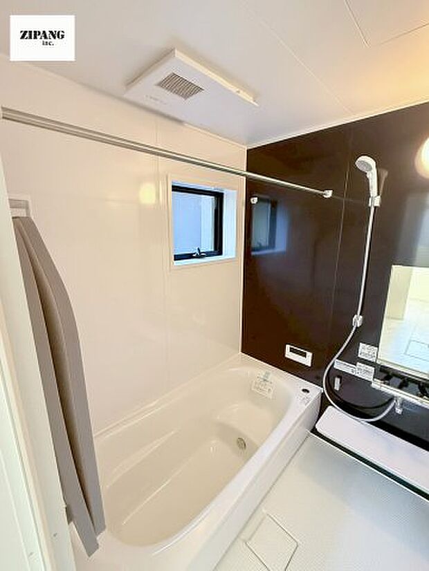 【風呂】【浴室】1坪タイプのお風呂。浴室暖房換気乾燥機付きで、雨の日の洗濯や冬の入浴を快適に過ごせます。