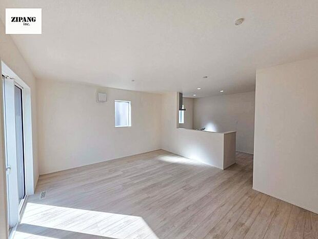 【居間・リビング】【リビング】キッチンと一体になったリビングはひろびろとしたくつろぎ空間を実現しています。 