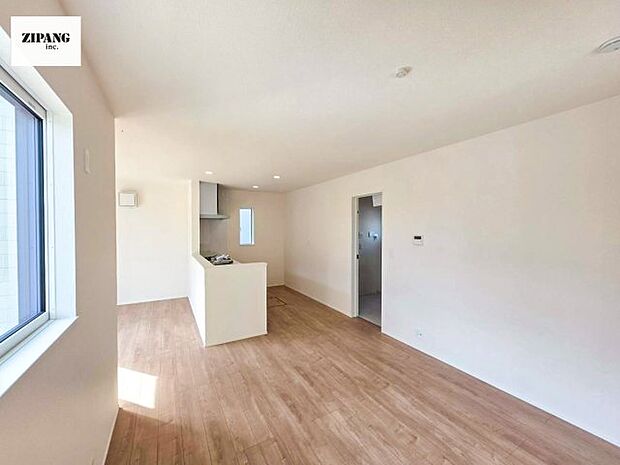 【居間・リビング】【リビング】キッチンと一体になったリビングはひろびろとしたくつろぎ空間を実現しています。 