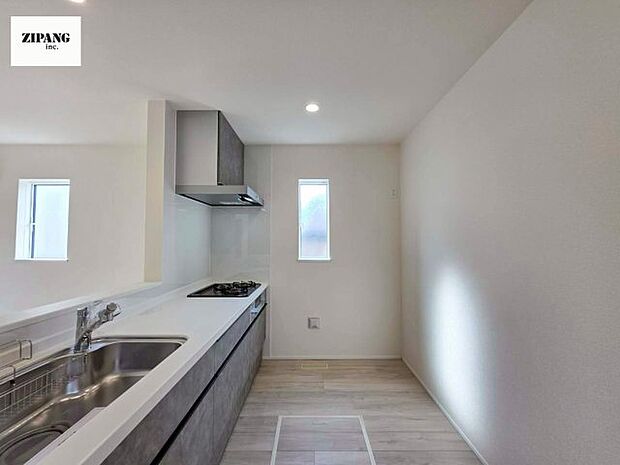 【キッチン】【キッチン】お子さまや家族と距離感近く料理が可能な対面式のシステムキッチンです。3口コンロのキッチンでお料理のレパートリーが増えそうです♪