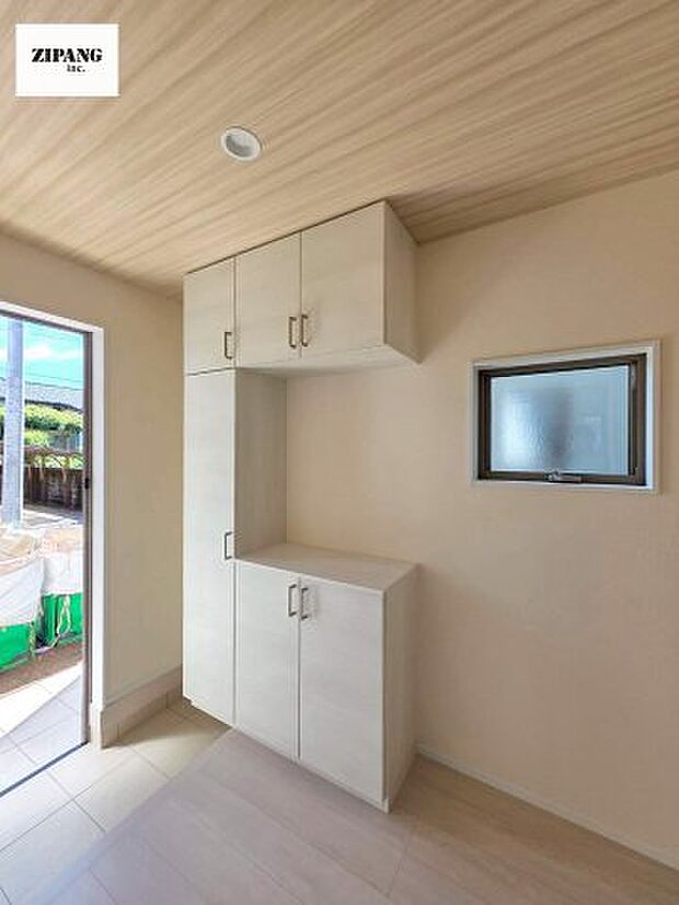 【玄関】【玄関】玄関に窓があるとお家全体が明るい印象を受けます。玄関タイルはお掃除しやすく清潔を保てます♪