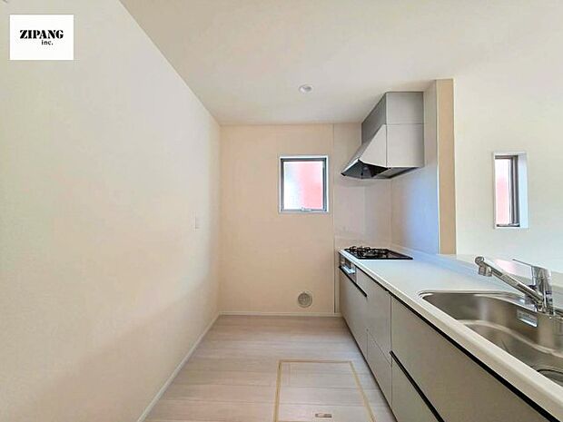 【キッチン】【キッチン】お子さまや家族と距離感近く料理が可能な対面式のシステムキッチンです。3口コンロのキッチンでお料理のレパートリーが増えそうです♪