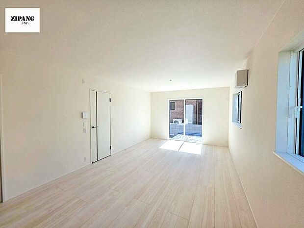 【居間・リビング】【リビング】キッチンと一体になったリビングはひろびろとしたくつろぎ空間を実現しています。 