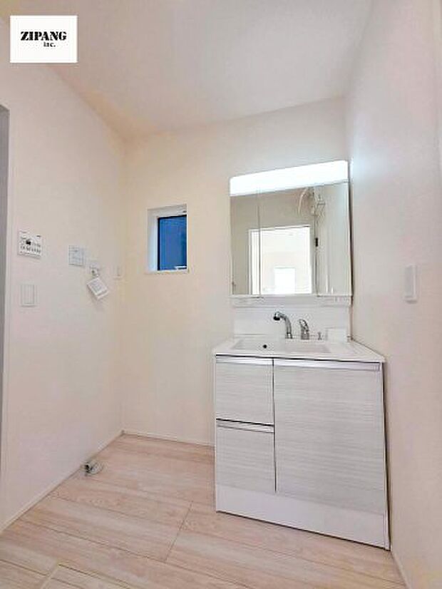 【独立洗面台】【洗面化粧台】三面鏡付きの洗面化粧台。曇り止め付きのミラーキャビネットを採用。ミラーの内側は収納になっており歯磨きセットなどの保管に便利です。