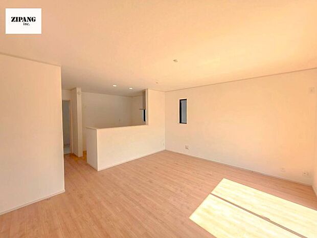 【居間・リビング】【リビング】キッチンと一体になったリビングはひろびろとしたくつろぎ空間を実現しています。 