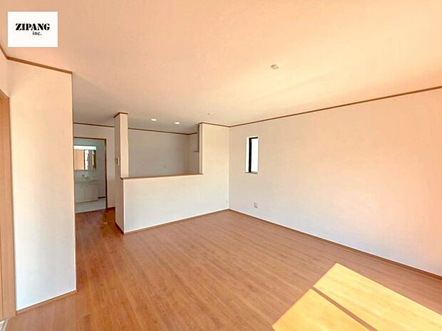 【居間・リビング】【玄関】明るい玄関。大容量の収納スペースは大家族でもらくらく収納可能です。 