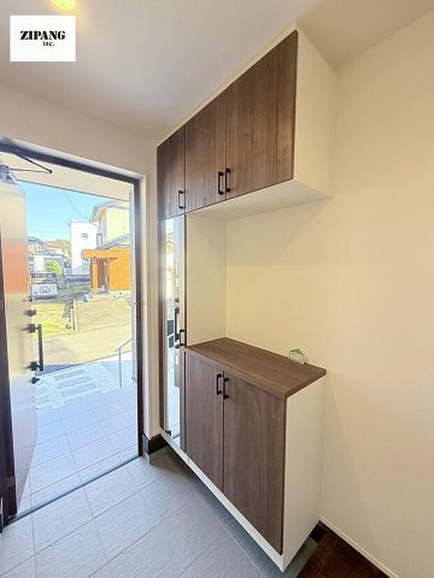 【玄関】【玄関】清潔感のある玄関収納は扉がミラー付きなのでお出かけ前に便利です。玄関タイルはお掃除しやすく清潔を保てます♪ 