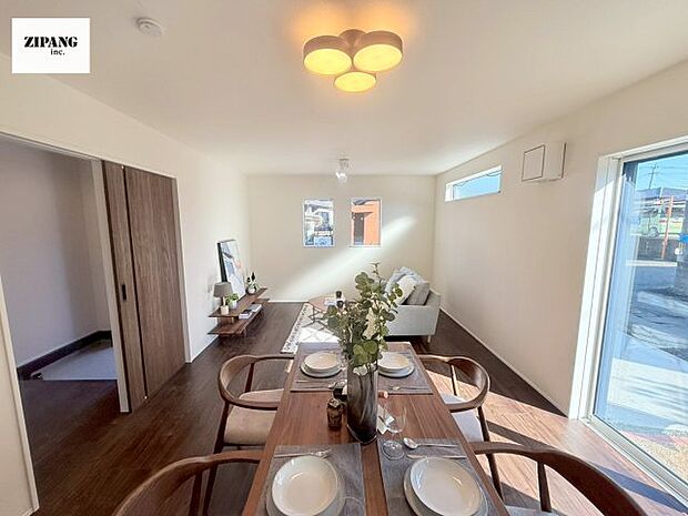 【居間・リビング】【リビング】キッチンと一体になったリビングはひろびろとしたくつろぎ空間を実現しています。 モデル家具設置中！家具配置の参考になります♪ 