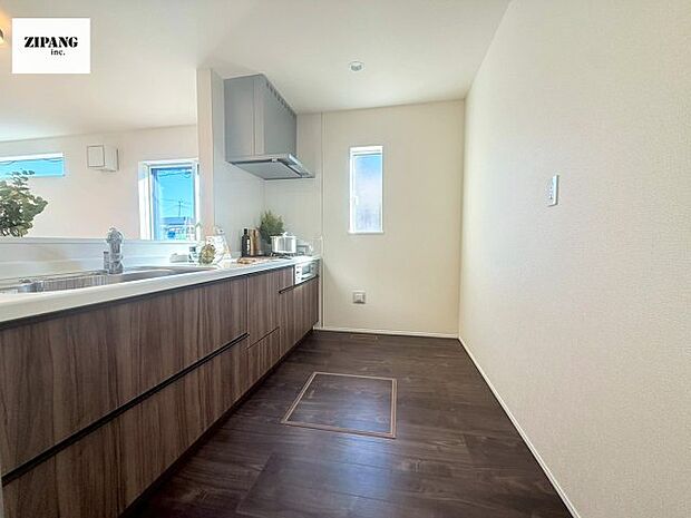 【キッチン】【キッチン】お子さまや家族と距離感近く料理が可能な対面式のシステムキッチンです。3口コンロのキッチンでお料理のレパートリーが増えそうです♪ 