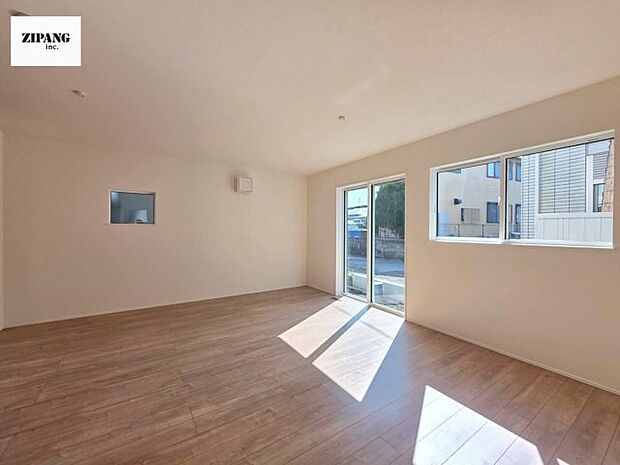 【居間・リビング】【リビング】キッチンと一体になったリビングはひろびろとしたくつろぎ空間を実現しています。 