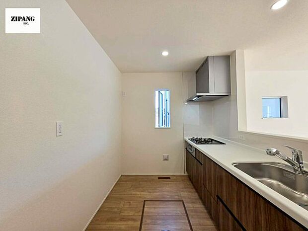 【キッチン】【キッチン】お子さまや家族と距離感近く料理が可能な対面式のシステムキッチンです。3口コンロのキッチンでお料理のレパートリーが増えそうです♪ 