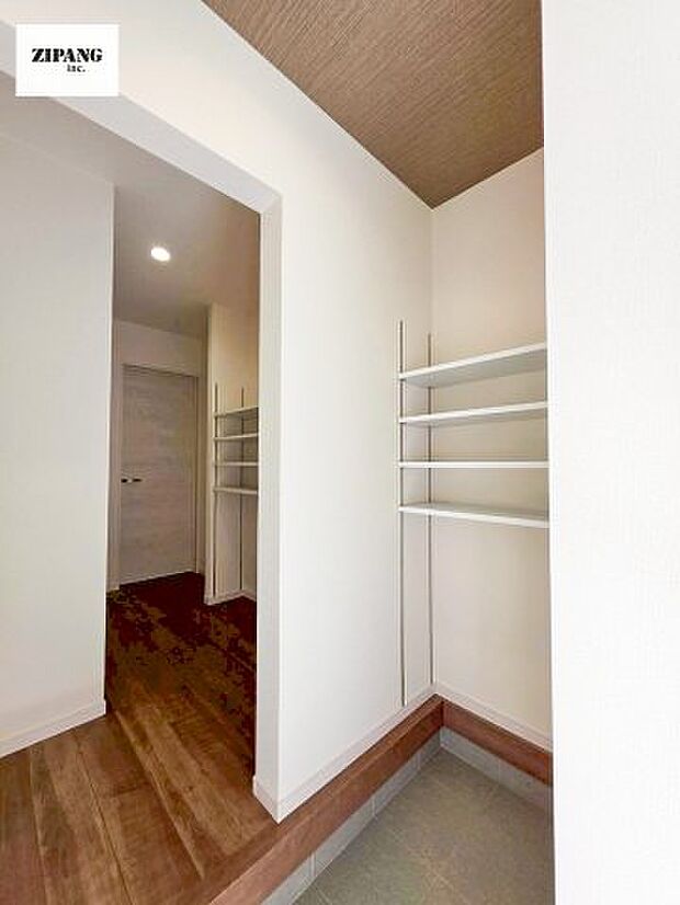 【玄関】【シューズインクローク】靴や雨具、アウトドア用品など汚れや水を気にせず片付けられます。 