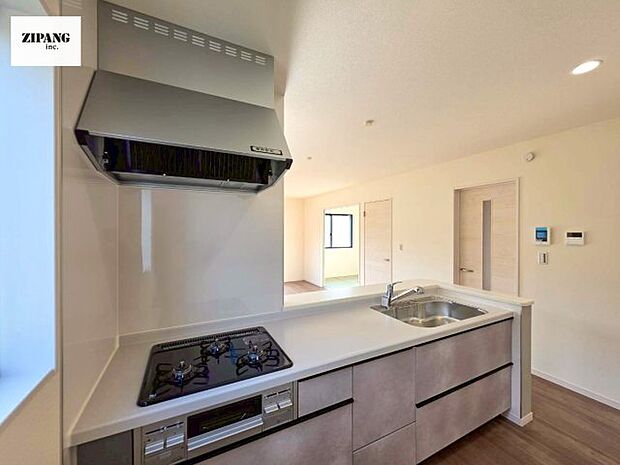 【キッチン】【キッチン】お子さまや家族と距離感近く料理が可能な対面式のシステムキッチンです。3口コンロのキッチンでお料理のレパートリーが増えそうです♪ 