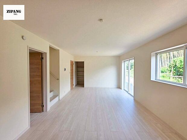 【居間・リビング】【リビング】キッチンと一体になったリビングはひろびろとしたくつろぎ空間を実現しています。 