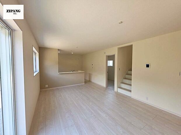 【居間・リビング】【リビング】キッチンと一体になったリビングはひろびろとしたくつろぎ空間を実現しています。 