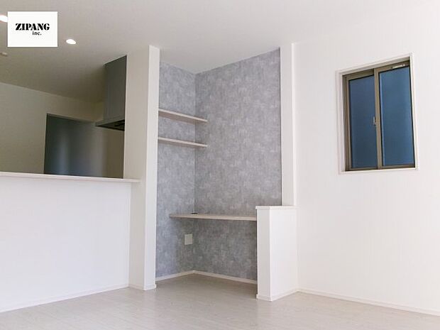 【居間・リビング】【スタディカウンター】リビングの一角に設置されたカウンターは、お子様の勉強や家事、ワークスペースに好評です。 