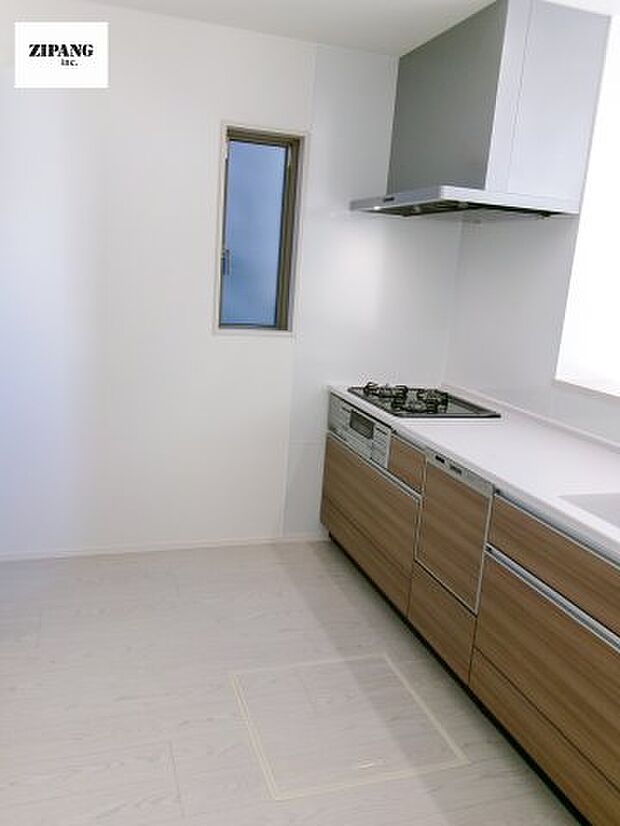 【キッチン】【キッチン】お子さまや家族と距離感近く料理が可能な対面式のシステムキッチンです。3口コンロのキッチンでお料理のレパートリーが増えそうです♪