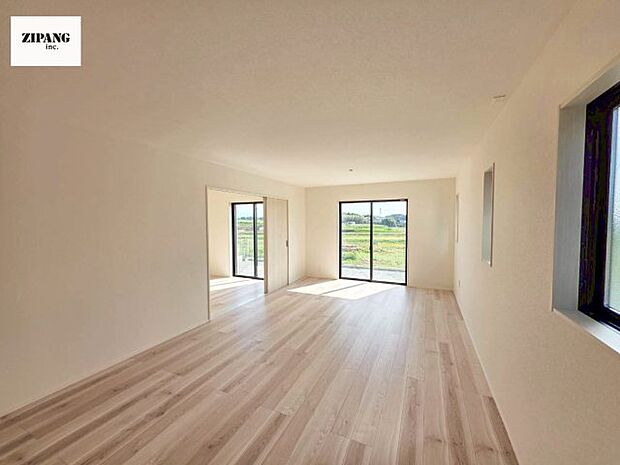 【居間・リビング】【リビング】キッチンと一体になったリビングはひろびろとしたくつろぎ空間を実現しています。