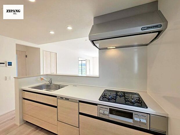 【キッチン】【キッチン】お子さまや家族と距離感近く料理が可能な対面式のシステムキッチンです。3口コンロのキッチンでお料理のレパートリーが増えそうです♪