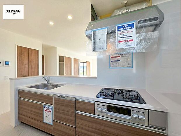 【キッチン】【キッチン】お子さまや家族と距離感近く料理が可能な対面式のシステムキッチンです。3口コンロのキッチンでお料理のレパートリーが増えそうです♪