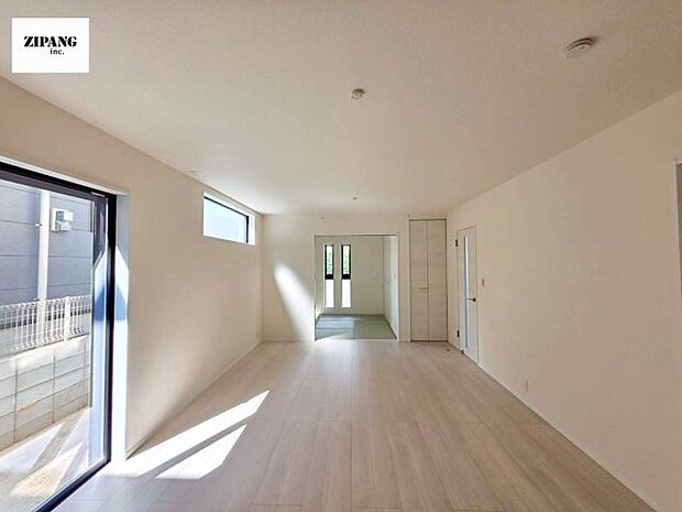 【居間・リビング】【リビング】キッチンと一体になったリビングはひろびろとしたくつろぎ空間を実現しています。 